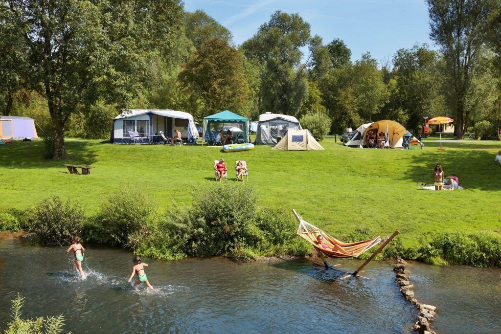 Doorreis camping België aan rivier